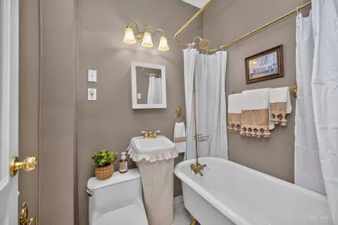 Bath - 560 Delta Ave, Cincinnati, OH 45226 photo 4 of 5