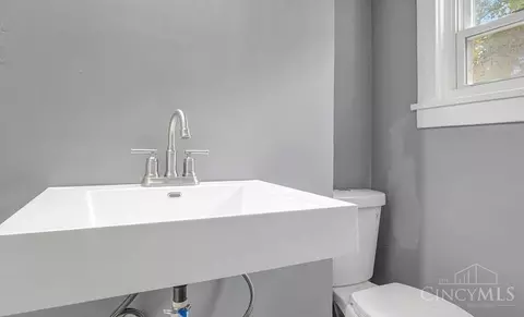 Bath - 153 Meridian St, Cincinnati, OH 45233 photo 1 of 2