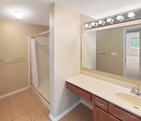Bath - 7874 Gapstow Brg, Cincinnati, OH 45231 photo 6 of 8