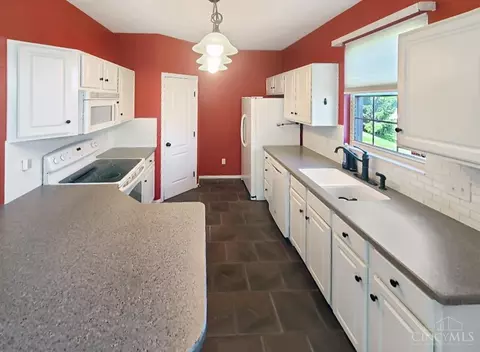Kitchen - 7874 Gapstow Brg, Cincinnati, OH 45231 photo 1 of 6