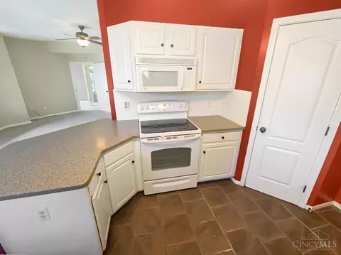Kitchen - 7874 Gapstow Brg, Cincinnati, OH 45231 photo 3 of 6