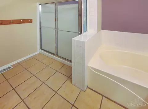 Bath - 7874 Gapstow Brg, Cincinnati, OH 45231 photo 5 of 8