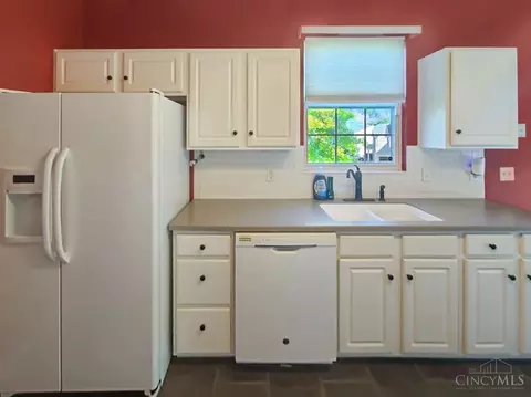 Kitchen - 7874 Gapstow Brg, Cincinnati, OH 45231 photo 2 of 6