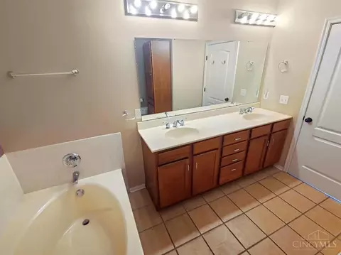 Bath - 7874 Gapstow Brg, Cincinnati, OH 45231 photo 3 of 8