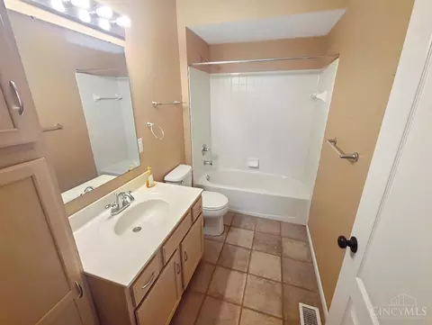Bath - 7874 Gapstow Brg, Cincinnati, OH 45231 photo 1 of 8