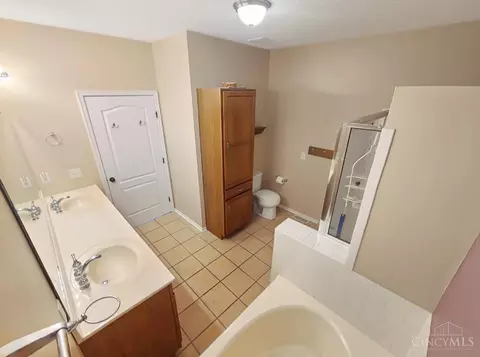 Bath - 7874 Gapstow Brg, Cincinnati, OH 45231 photo 4 of 8