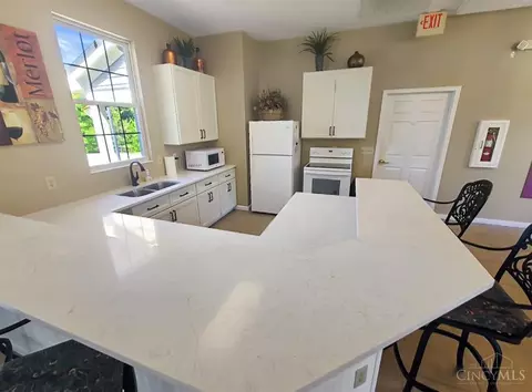 Kitchen - 7874 Gapstow Brg, Cincinnati, OH 45231 photo 6 of 6