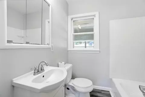 Bath - 5474 River Rd, Cincinnati, OH 45233 photo 1 of 1