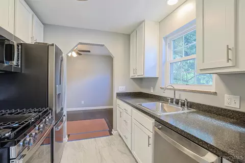 Kitchen - 3291 Tulsa Ct, Cincinnati, OH 45238 photo 2 of 3