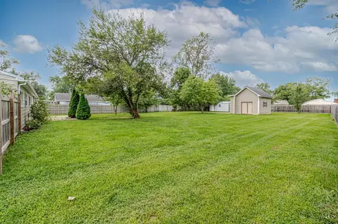 Exterior - 701 Easter Dr, Carlisle, OH 45005 photo 4 of 7