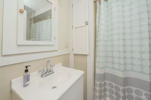 Bath - 1063 Winfield Ave, Cincinnati, OH 45205 photo 2 of 2