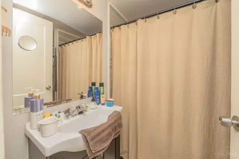 Bath - 1063 Winfield Ave, Cincinnati, OH 45205 photo 1 of 2