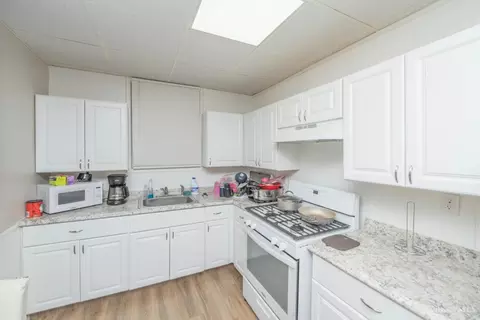 Kitchen - 1063 Winfield Ave, Cincinnati, OH 45205 photo 5 of 6