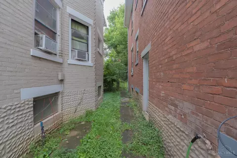Exterior - 1063 Winfield Ave, Cincinnati, OH 45205 photo 6 of 7