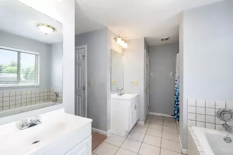 Bath - 175 Douglas Cir, Georgetown, OH 45121 photo 2 of 4