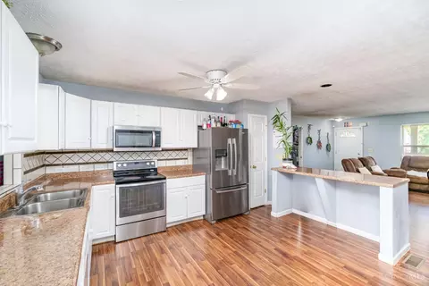 Kitchen - 175 Douglas Cir, Georgetown, OH 45121 photo 2 of 2