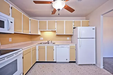Kitchen - 539 Davis Rd, Cincinnati, OH 45255 photo 2 of 3