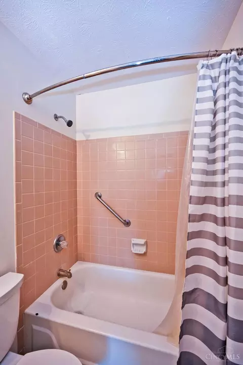 Bath - 539 Davis Rd, Cincinnati, OH 45255 photo 3 of 3