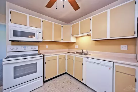 Kitchen - 539 Davis Rd, Cincinnati, OH 45255 photo 3 of 3