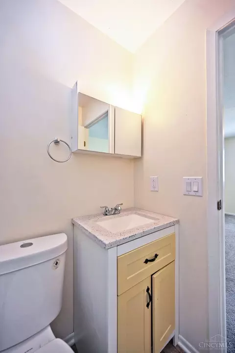 Bath - 539 Davis Rd, Cincinnati, OH 45255 photo 1 of 3