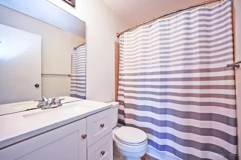 Bath - 539 Davis Rd, Cincinnati, OH 45255 photo 2 of 3