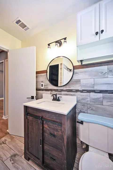 Bath - 6569 Graf Dr, Cincinnati, OH 45230 photo 3 of 3