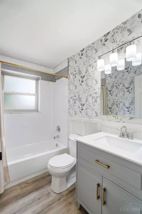 Bath - 9315 Jericho Dr, Cincinnati, OH 45231 photo 2 of 5