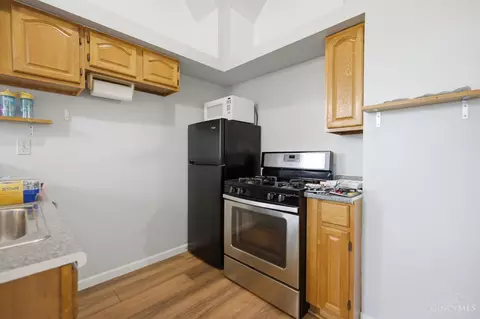 Kitchen - 215 Warner St, Cincinnati, OH 45219 photo 4 of 10
