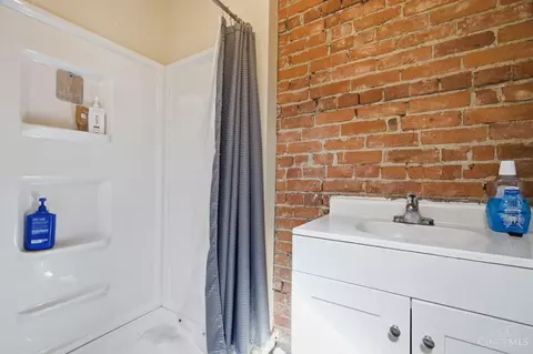 Bath - 215 Warner St, Cincinnati, OH 45219 photo 8 of 9