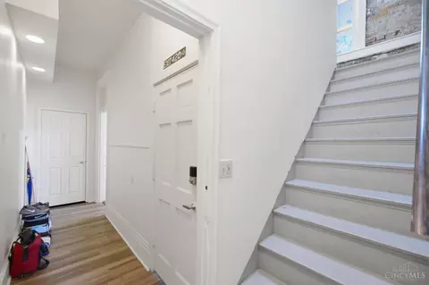 Entry Way - 215 Warner St, Cincinnati, OH 45219 photo 9 of 11