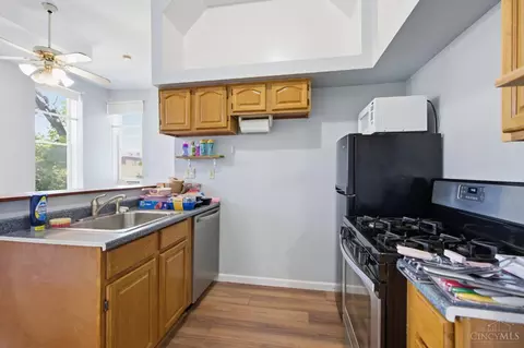Kitchen - 215 Warner St, Cincinnati, OH 45219 photo 2 of 10