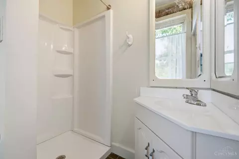 Bath - 215 Warner St, Cincinnati, OH 45219 photo 4 of 9