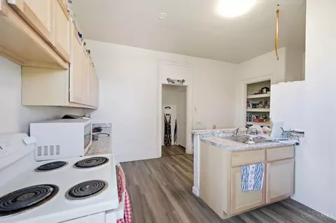 Kitchen - 215 Warner St, Cincinnati, OH 45219 photo 8 of 10
