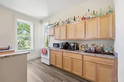 Kitchen - 215 Warner St, Cincinnati, OH 45219 photo 3 of 10