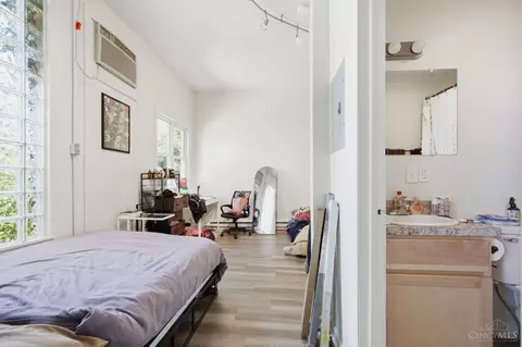 Bedroom - 215 Warner St, Cincinnati, OH 45219 photo 1 of 11