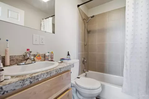 Bath - 215 Warner St, Cincinnati, OH 45219 photo 5 of 9