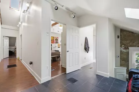 Entry Way - 215 Warner St, Cincinnati, OH 45219 photo 11 of 11