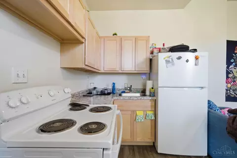 Kitchen - 215 Warner St, Cincinnati, OH 45219 photo 6 of 10