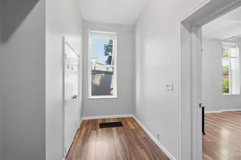 Entry Way - 215 Warner St, Cincinnati, OH 45219 photo 3 of 11