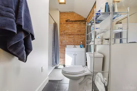 Bath - 215 Warner St, Cincinnati, OH 45219 photo 7 of 9