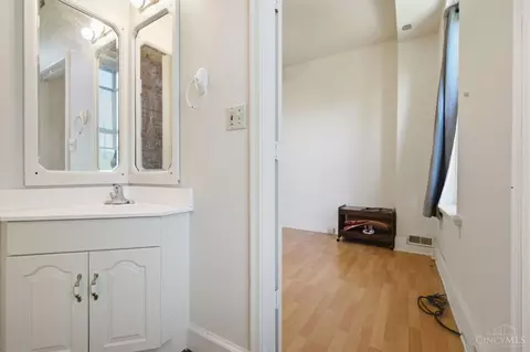 Bath - 215 Warner St, Cincinnati, OH 45219 photo 6 of 9
