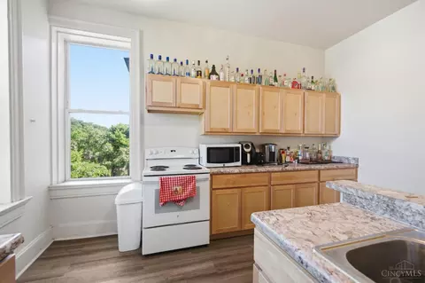 Kitchen - 215 Warner St, Cincinnati, OH 45219 photo 10 of 10