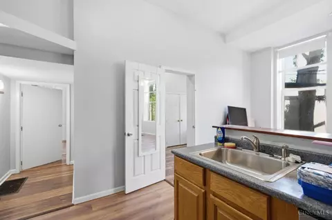 Entry Way - 215 Warner St, Cincinnati, OH 45219 photo 2 of 11