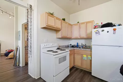 Kitchen - 215 Warner St, Cincinnati, OH 45219 photo 7 of 10