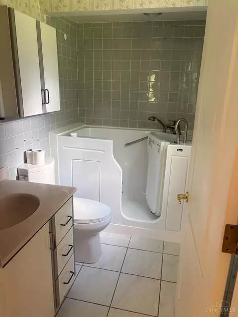 Bath - 7755 Pfeiffer Rd, Montgomery, OH 45242 photo 5 of 5