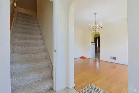 Entry Way - 2312 Compton Rd, Cincinnati, OH 45231 photo 2 of 3