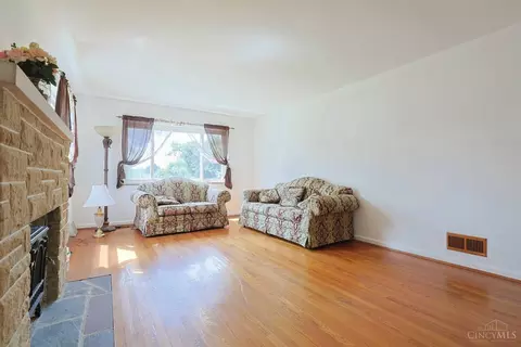 Living - 2312 Compton Rd, Cincinnati, OH 45231 photo 2 of 5