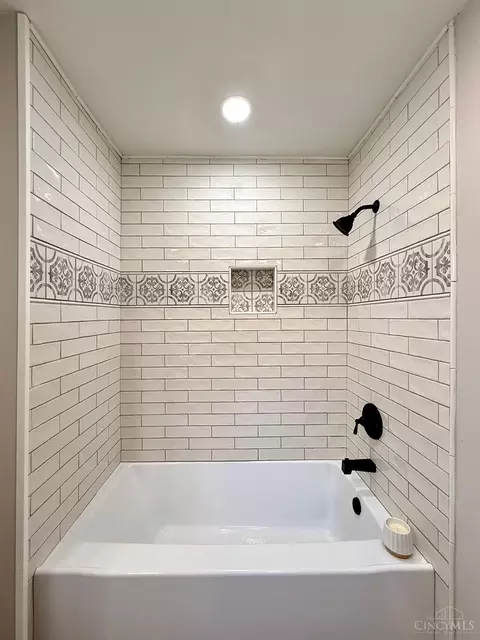 Bath - 1602 Rose Pl, Cincinnati, OH 45237 photo 3 of 8