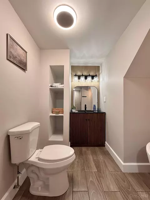 Bath - 1602 Rose Pl, Cincinnati, OH 45237 photo 7 of 8