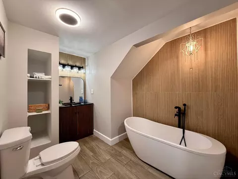 Bath - 1602 Rose Pl, Cincinnati, OH 45237 photo 5 of 8